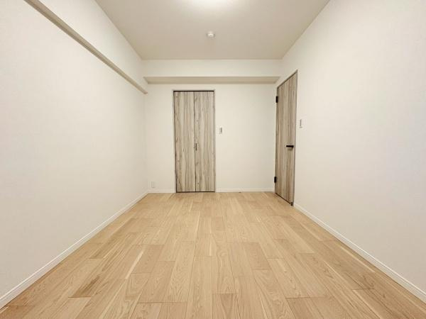 向ヶ丘遊園東ガーデンハウス弐番館の寝室|寝室６帖！ベッドを置いても充分な広さがあります。ウォークインクローゼット付きのお部屋です！