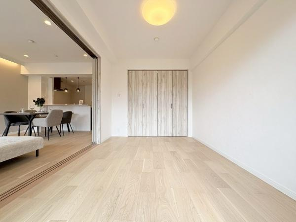 向ヶ丘遊園東ガーデンハウス弐番館の洋室|洋室5.8帖！リビングに繋がる洋室なので広々使うことも扉を閉めて個室空間としてもお使いいただけます。