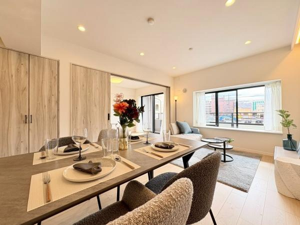 向ヶ丘遊園東ガーデンハウス弐番館の居間・リビング|陽光が舞い込む、心地よい毎日。