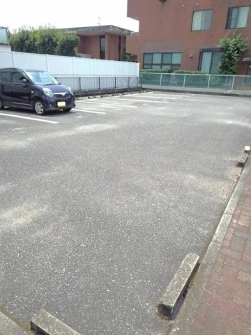 ラポール平山の駐車場