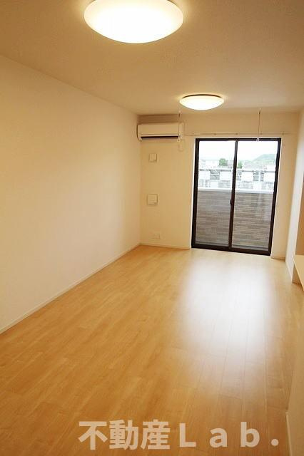 シャルムⅢ番館の居間・リビング