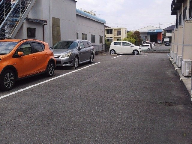 レオパレスラッキーサンのその他|駐車場8台分