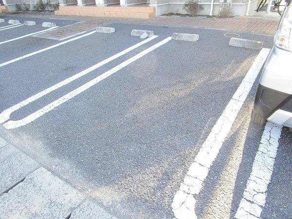 コンプリオ・カーサの駐車場