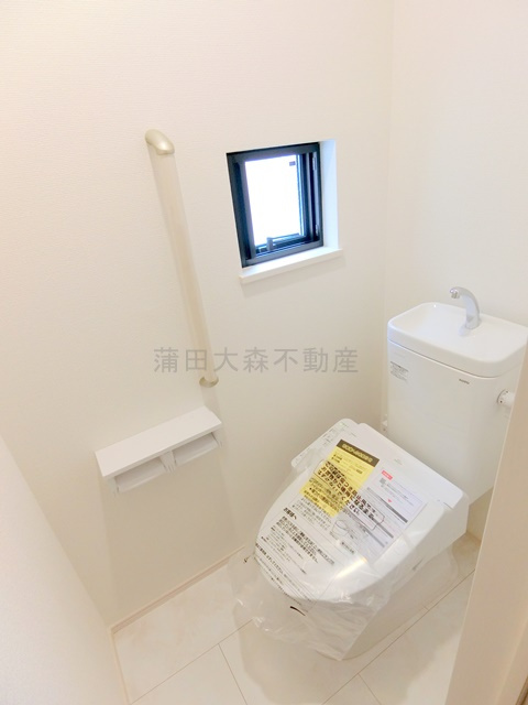 Kolet蒲田南＃20のトイレ|1階窓と温水洗浄便座付きのトイレ