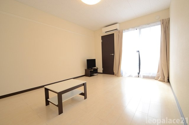 レオネクストＨＯＮＭＡＣＨＩの居間・リビング|備品や設備仕様は号室等により異なります現地をご確認下さい。