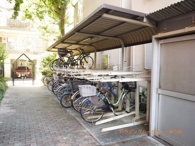【駐輪場】 | クオリティ大山 | 屋根付きの駐輪場となっていますので、雨の日でも大切な自転車が濡れずに済みます。