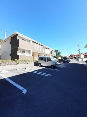 プロムナード　Ａの駐車場|車をお持ちの方に嬉しい駐車場付きの物件です