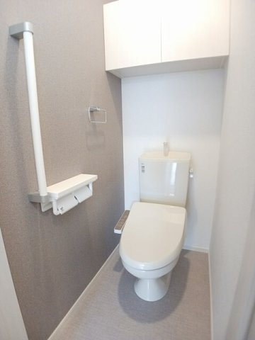 ヒルサイド・ヴィラＭ　Ａのトイレ|ゆったりとした空間のトイレです