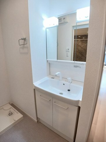 ヒルサイド・ヴィラＭ　Ａの洗面所|スペースが確保できる洗面所です