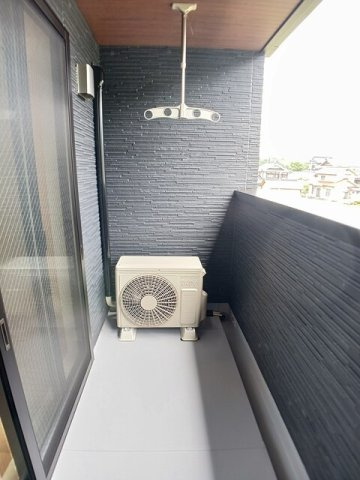 ヒルサイド・ヴィラＭ　Ａのバルコニー|外からの目が気にならないバルコニーで洗濯物が干せます