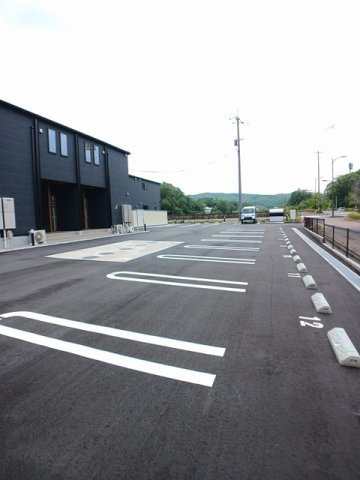 ヒルサイド・ヴィラＭ　Ａの駐車場|駐車場完備です