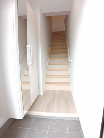 ヒルサイド・ヴィラＭ　Ａの玄関|収納もある玄関です