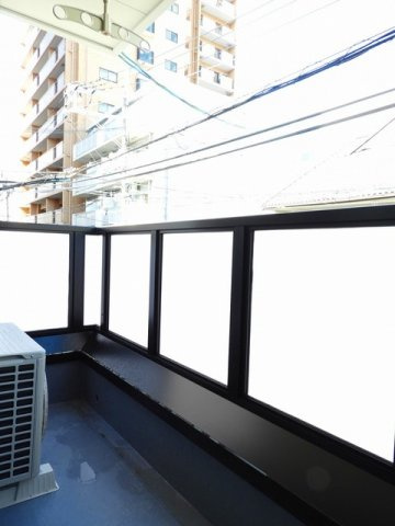 アビテ　オヴェスト　カンオンのバルコニー|暖かな日差しのふりそそぐバルコニー