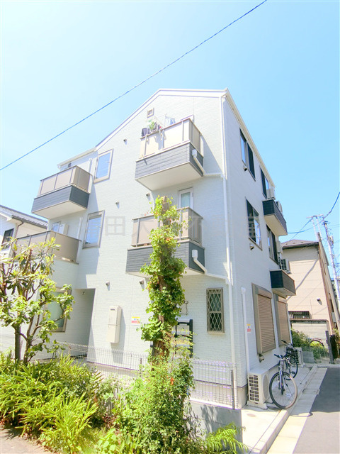 ピリカフォレストの外観|2021年6月築　木造3階建て総戸数9戸オートロック付バストイレ別の人気賃貸アパート　京急本線平和島駅、大森町駅徒歩圏内の東京都大田区大森東2丁目