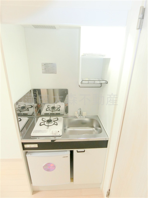 ピリカフォレストのキッチン|ミニ冷蔵庫付ガスキッチン