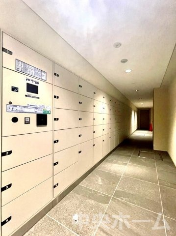 シティテラス東陽町の設備|【宅配ボックス】在宅時・不在時に関わらず、居住者の代わりに非対面で宅配物を受け取ってくれる便利な設備です。わかりやすくご説明致しますので見学時にはお部屋だけではなく共用部分もぜひチェックしてください。