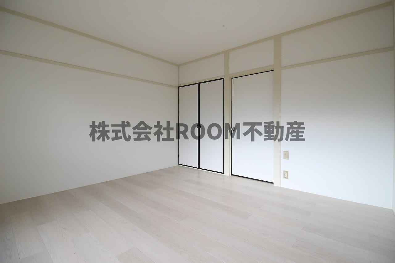 CALMEST西町（カーメスト）の居間・リビング|開放的な寝室です