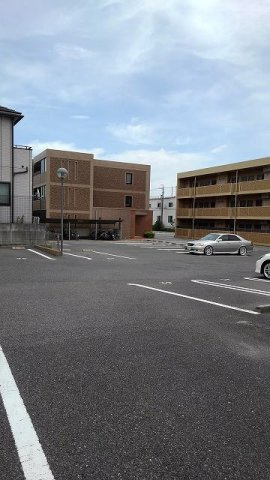 サニーブローテ住吉Ⅱの駐車場