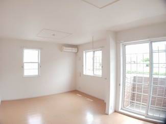 【居間・リビング】 | ヴィラ・ラフレシールＡ | ゆったりとした居間です