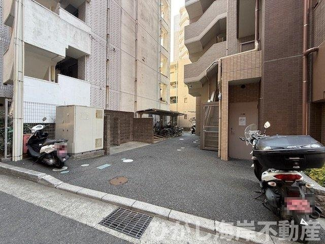 クィーンシティ平塚フェスタロードの駐車場|敷地内バイク置場