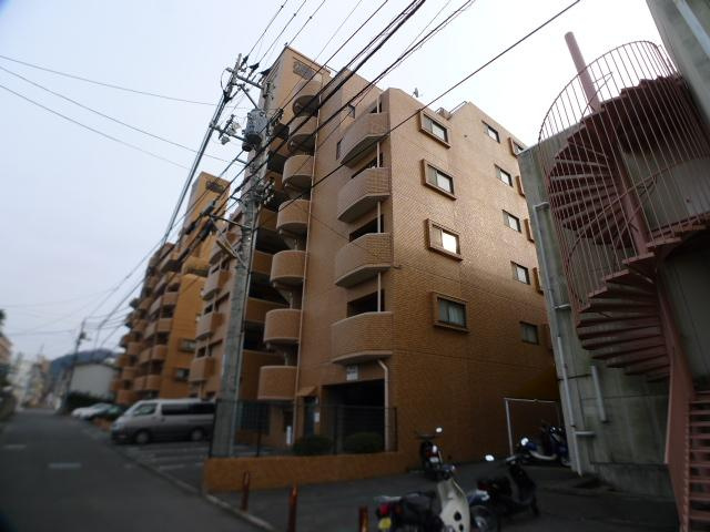 フジグラン松山へのアクセス良好な立地♪近隣にコンビニやドラッグストアがあり生活便利です♪