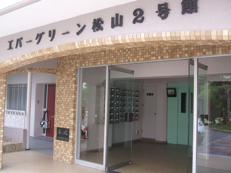 近隣商業施設や中心地へのアクセス良好♪バス停まで徒歩約１分♪通勤・通学に便利な立地です♪