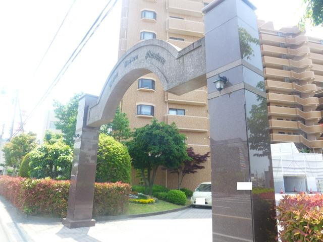 バス停まで徒歩約２分♪堀江方面や松山市駅方面に行く路線で、通勤・通学に便利です♪