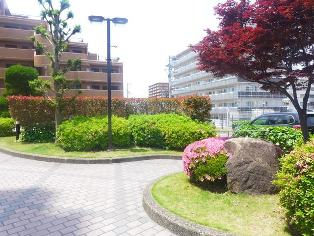 敷地内に緑があるので、植栽の連なりが作り出す美しい景観を日々見る事ができるのが嬉しいですね♪