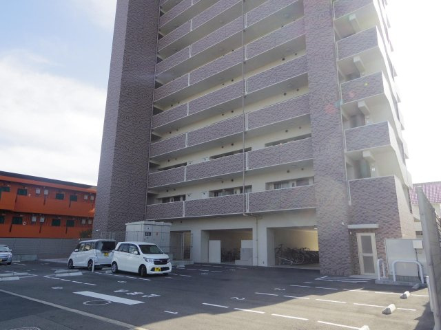 平面駐車場1台無料♪