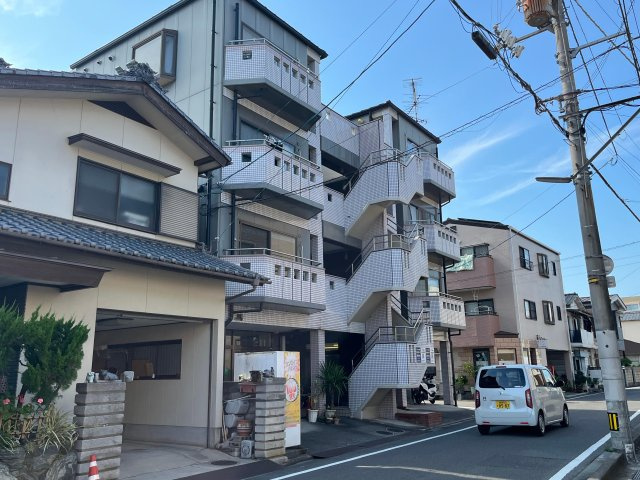 松山市束本２丁目の一棟マンション