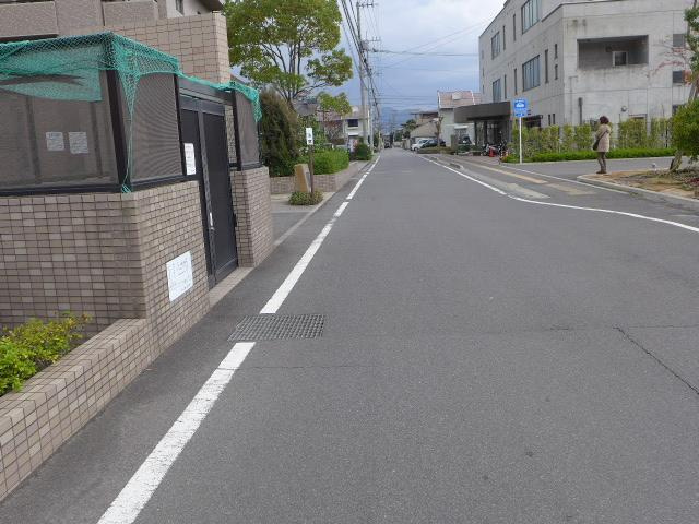 閑静な住宅街にあります♪すぐ近くには温泉施設もあり、日々のリフレッシュにも便利です♪