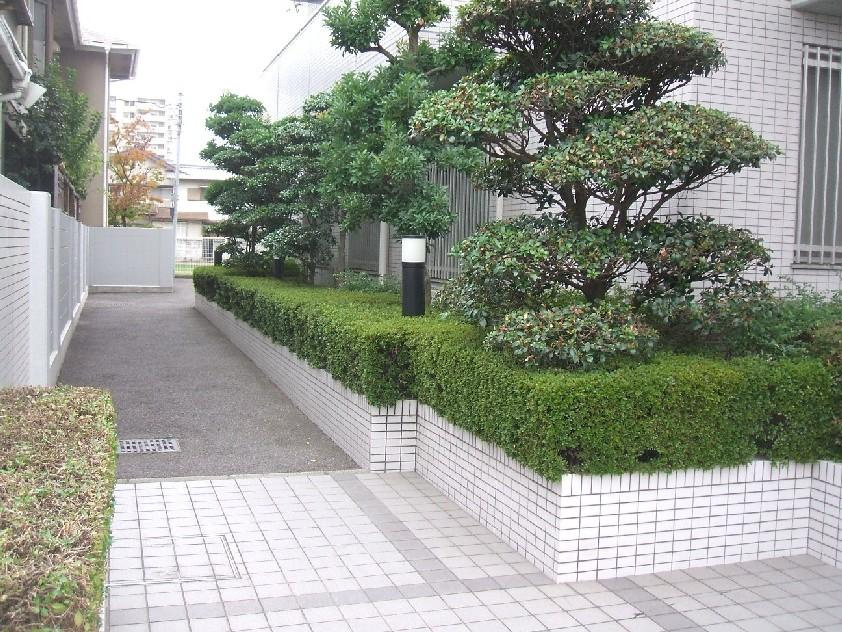 敷地内に緑があり、植栽の連なりが作り出す美しい景観も演出しております♪