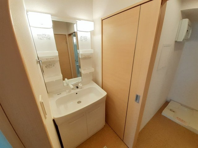 サンライト宗像ⅡＡの洗面所|忙しい朝には欠かせない洗面所です