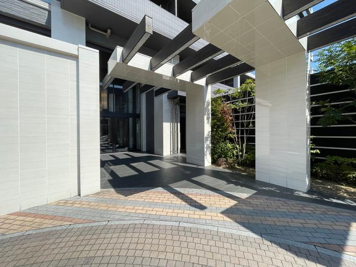 おしゃれで洗練されたデザインのマンションエントランスです♪ 毎日の帰宅がちょっと楽しみになりますね♪