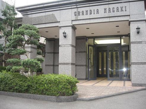 開放感のあるエントランスは、清潔感と高級感を兼ね備えた空間で、日々の暮らしを心地よく迎えてくれます♪