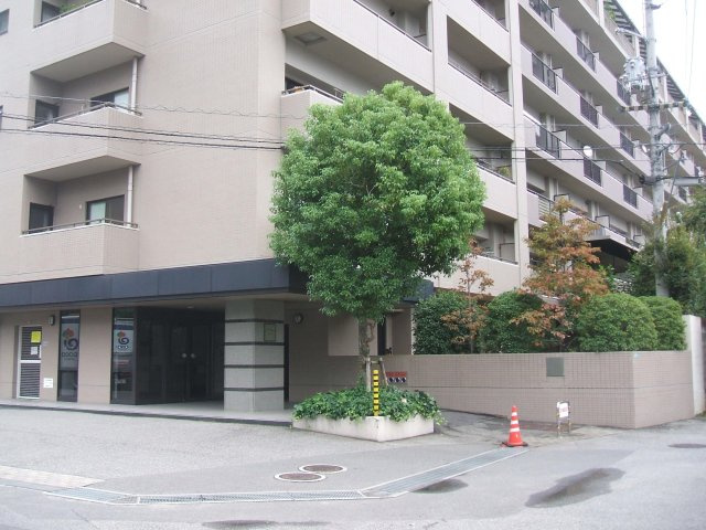 敷地内に緑があるので、植栽の連なりが作り出す、美しい景観も演出しております♪