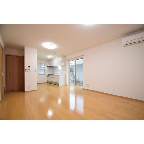 フォレストメゾン上六名A棟の居間・リビング