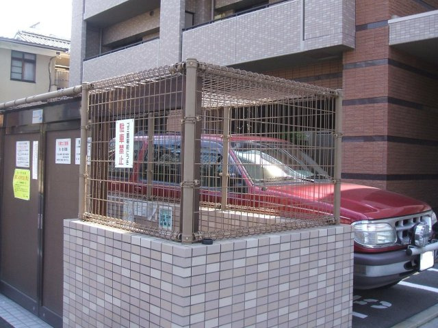 ゴミステーションもあります♪柵や扉もついているので、動物などの被害をふせいでくれるのが嬉しいですね♪