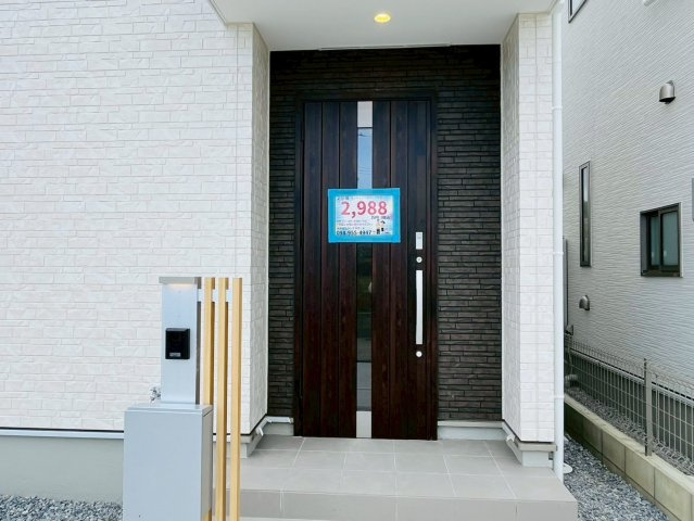 ★★南城市玉城糸数４期全２棟－2号棟の玄関