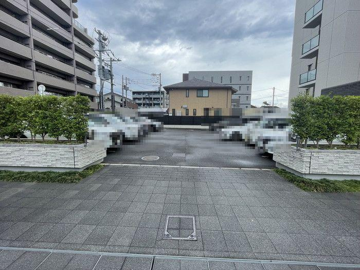 敷地内全区画平面駐車場のマンションです♪入出庫に時間がかからないのが嬉しいですね♪