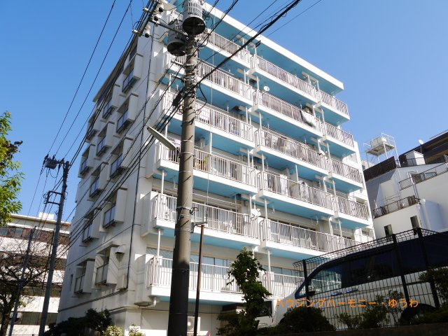 【外観】 | 加賀マンション | 穏やかな風と陽光を導き、プライバシーに配慮された設計プランを採用し、居住性を一段と心地よいものにしています。