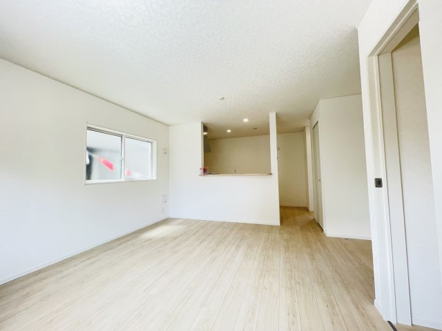 岡崎市上地町第8　新築分譲住宅　全2棟　2号棟の居間・リビング|どこにいても家族の顔が見える、明るく開放的なLDK。