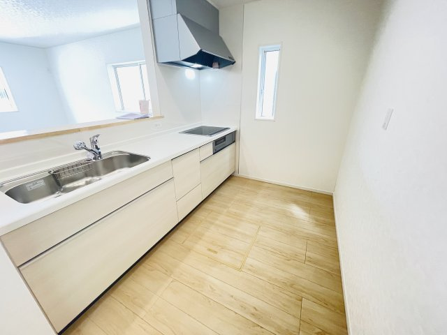 岡崎市上地町第8　新築分譲住宅　全2棟　2号棟のキッチン|広いシステムキッチンでお子様と一緒にお料理もできます。