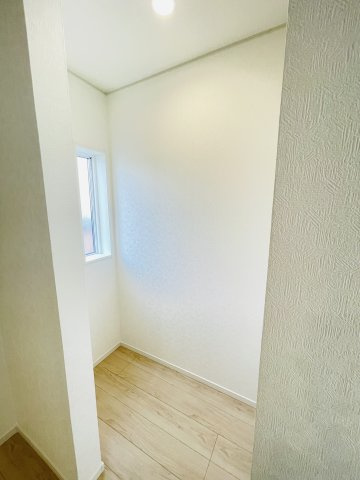 岡崎市上地町第8　新築分譲住宅　全2棟　2号棟の収納|キッチンパントリーには非常時用の食品や、買い置き、消耗品などの収納に便利です♪