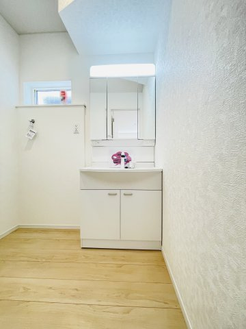 岡崎市上地町第8　新築分譲住宅　全2棟　2号棟の独立洗面台|三面鏡仕様の洗面台！鏡の裏は収納になっています♪