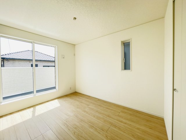 岡崎市上地町第8　新築分譲住宅　全2棟　2号棟の洋室|居室は、収納つきで子ども部屋や寝室など多彩な用途の利用ができます♪