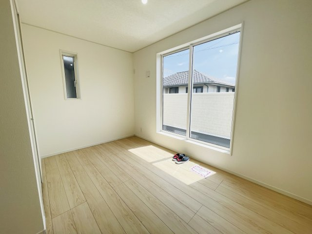 岡崎市上地町第8　新築分譲住宅　全2棟　2号棟の洋室|大きな窓からたっぷりと陽光が注がれる明るい空間です。