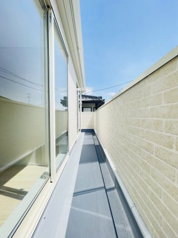 岡崎市上地町第8　新築分譲住宅　全2棟　2号棟のバルコニー|日当たりの良いバルコニーには洗濯物がたくさん干せます♪