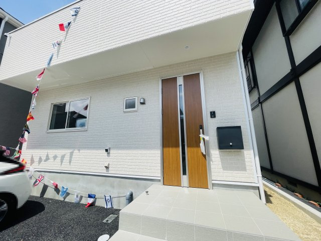 岡崎市上地町第8　新築分譲住宅　全2棟　2号棟の玄関|玄関ポーチがあるので、雨の日でも濡れることがなくドアの開け閉めができます。