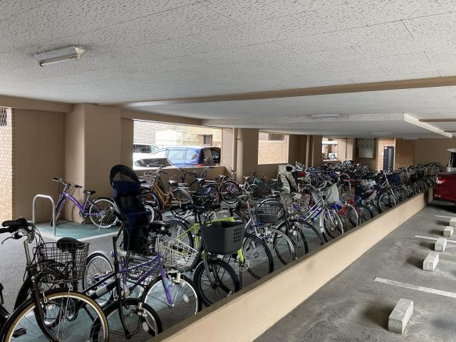 駐輪スペースあり♪雨風や雪、紫外線などの影響を軽減してくれる屋根付なのが嬉しいですね♪
